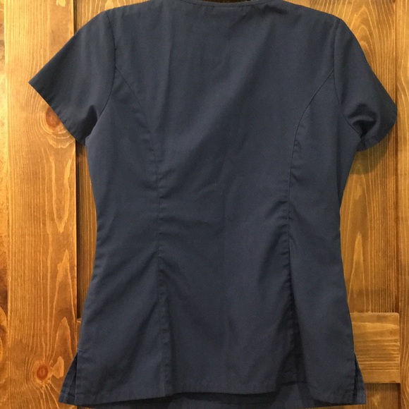 3 scrub tops - Picture 5 of 7